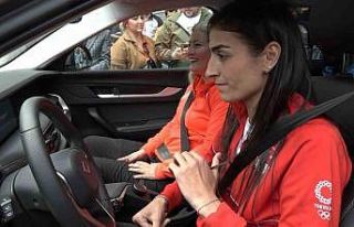 Milli sporcu Togg’la bir tur istedi, Bakan Varank...