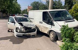 Minibüs ile otomobil çarpıştı: 1 yaralı
