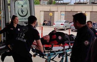 Minibüsle çarpışan motosikletli polis yaralandı