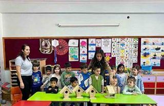 Minik eller kuş yuvalarını renklendirdi
