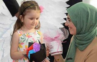 Minik öğrenciler annelerinin Anneler Günü’nü...