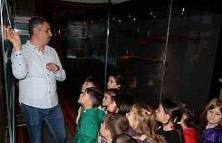 Minik öğrenciler Radyo Sergisi’ni ziyaret etti