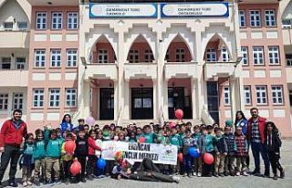 Minik öğrencilere palyaço sürprizi