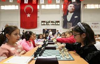 Minik öğrencilerin satranç turnuvası renkli görüntülere...