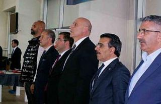 Minik yüzücüler madalya için yarıştı