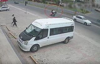 Moto kuryenin şaha kaldırma şovu kazayla bitti:...