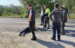 Motosiklet otomobile arkadan çarptı