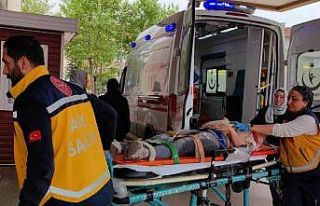 Motosiklet otomobile arkadan çarptı; 3 yaralı