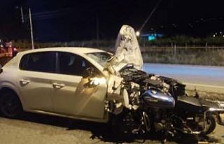 Motosiklet otomobile ok gibi saplandı: 1 ölü