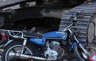 Motosiklet park halindeki kepçeye çarptı: 2 yaralı