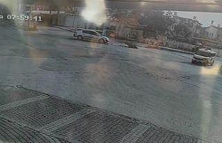 Motosiklet sürücüsü çarptığı otomobilin altında...