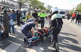 Motosiklet yayaya çarptı: 2 yaralı