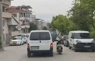 Motosikleti seyir halindeki aracın camından sarkarak...