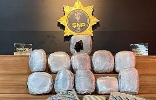 Motosikletin heybesinde 12 kilogram esrar yakalandı
