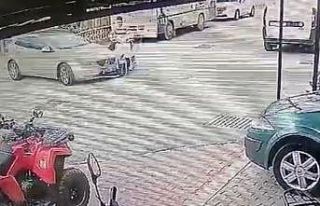 Motosikletin otomobile çarptığı anlar kameraya...