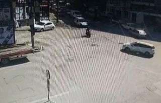 Motosikletiyle otomobile böyle çarptı, altında...