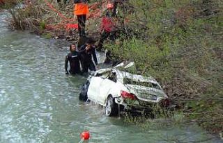 Munzur Çayı’na düşen otomobil çıkartıldı,...