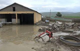 Muş’ta selde köprü yıkıldı, 5 araç ve 35...