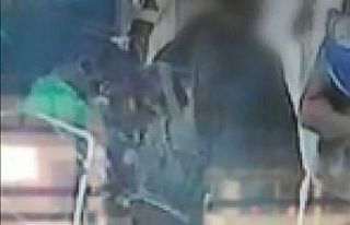 Müşteri gibi geldi, başka müşterinin bebek arabasındaki...