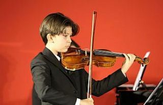 Nİlüfer’de kemanın genç yeteneği dinleyenleri...