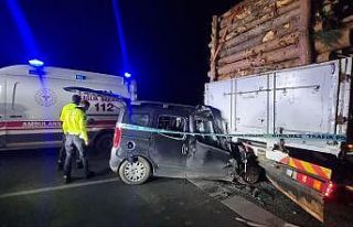 Odun yüklü kamyona çarpan aracın sürücüsü...