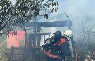 Odunlukta çıkan yangın kısa sürede söndürüldü