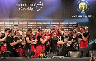 Okan Buruk’a futbolculardan ‘sulu’ kutlama