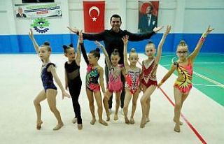 Okullar arası ritmik cimnastik yarışmaları renkli...