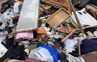 Ölen babalarının eşyalarını balkondan attılar