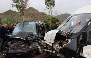 Oltu’da minibüs ile hafif ticari araç çarpıştı:...