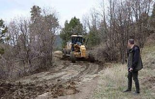 Oltu’da orman yollarına bakım ve onarım yapılıyor