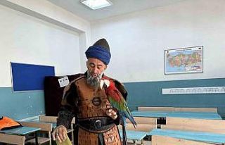 Omuzunda papağanı ile birlikte oy kullanan vatandaş...