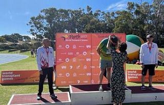 Önce madalyaları aldı, ardından yetkililere seslendi:...