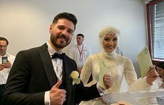 Önce oy kullandılar sonra nikah masasına oturdular