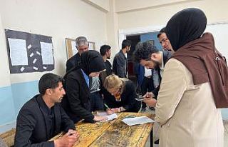 Öncü, Hınıs’ta oy kullandı