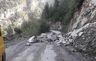 Osmaniye’de heyelan nedeniyle köy yolları ulaşıma...