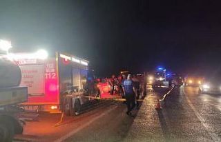 Osmaniye’de iki otomobil kafa kafaya çarpıştı:...