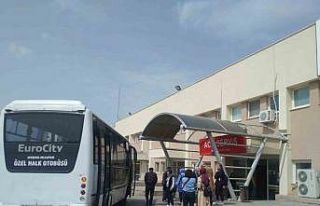 Otobüs şoförü bayılan genç kadını hastaneye...