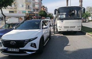 Otomatik kapısı açık seyreden servis otobüsü...