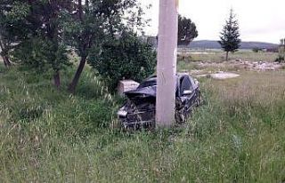 Otomobil aydınlatma direğine çarptı: 1 yaralı