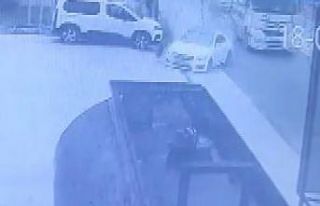 Otomobil benzin istasyonuna daldı, o anlar kameraya...