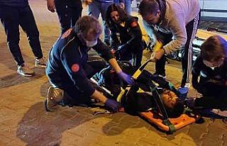 Otomobil çarpmasıyla sürüklenen motosiklet sürücüsünün...