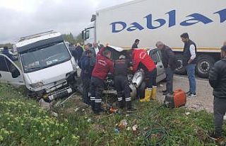 Otomobil çekici ile çarpıştı: 2 yaralı