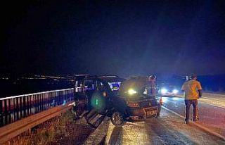 Otomobil dönmeye çalışan ticariye çarptı; 3...