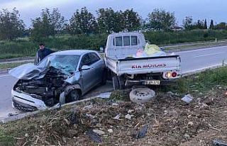 Otomobil duble yolda park halindeki kamyonete çarptı:...