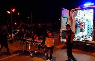 Otomobil ile çarpışan hafif ticari araç devrilip...