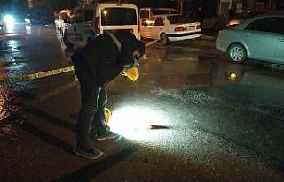 Otomobil ile geldikleri iş yerini kurşuna tuttular