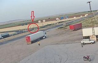 Otomobil ile motosikletin çarpışma anı kamerada:...