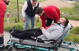 Otomobil kamyonete çarptı: 2 yaralı