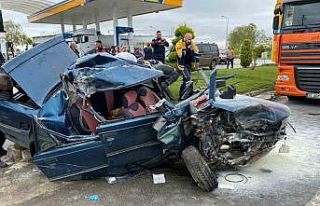 Otomobil park halindeki tıra çarptı: 3 yaralı